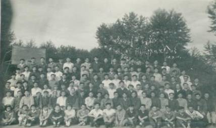 2—5 1962年9月10日,鸡西矿业学院,首届毕业生全体合影。最后排左一邢中光